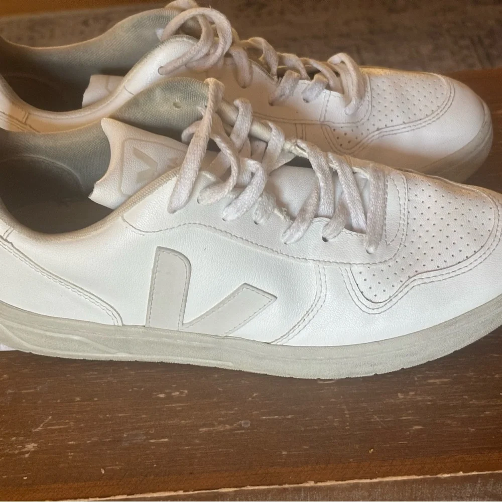 Veja White Sneakers | Size 9 - Picture 4 of 7